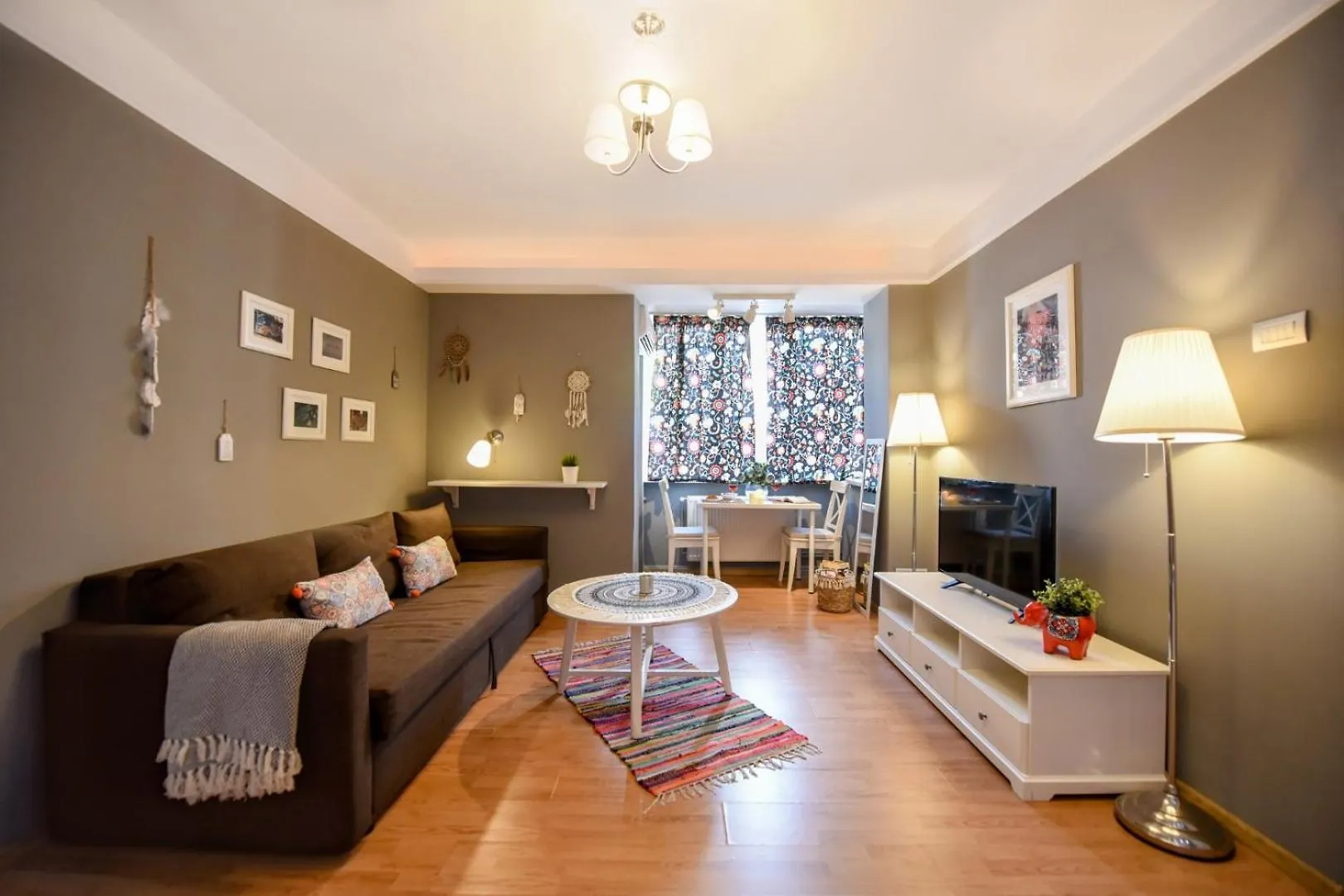 Downtown Oasis: Central Apartments With Cozy Charm ブカレスト 0*,